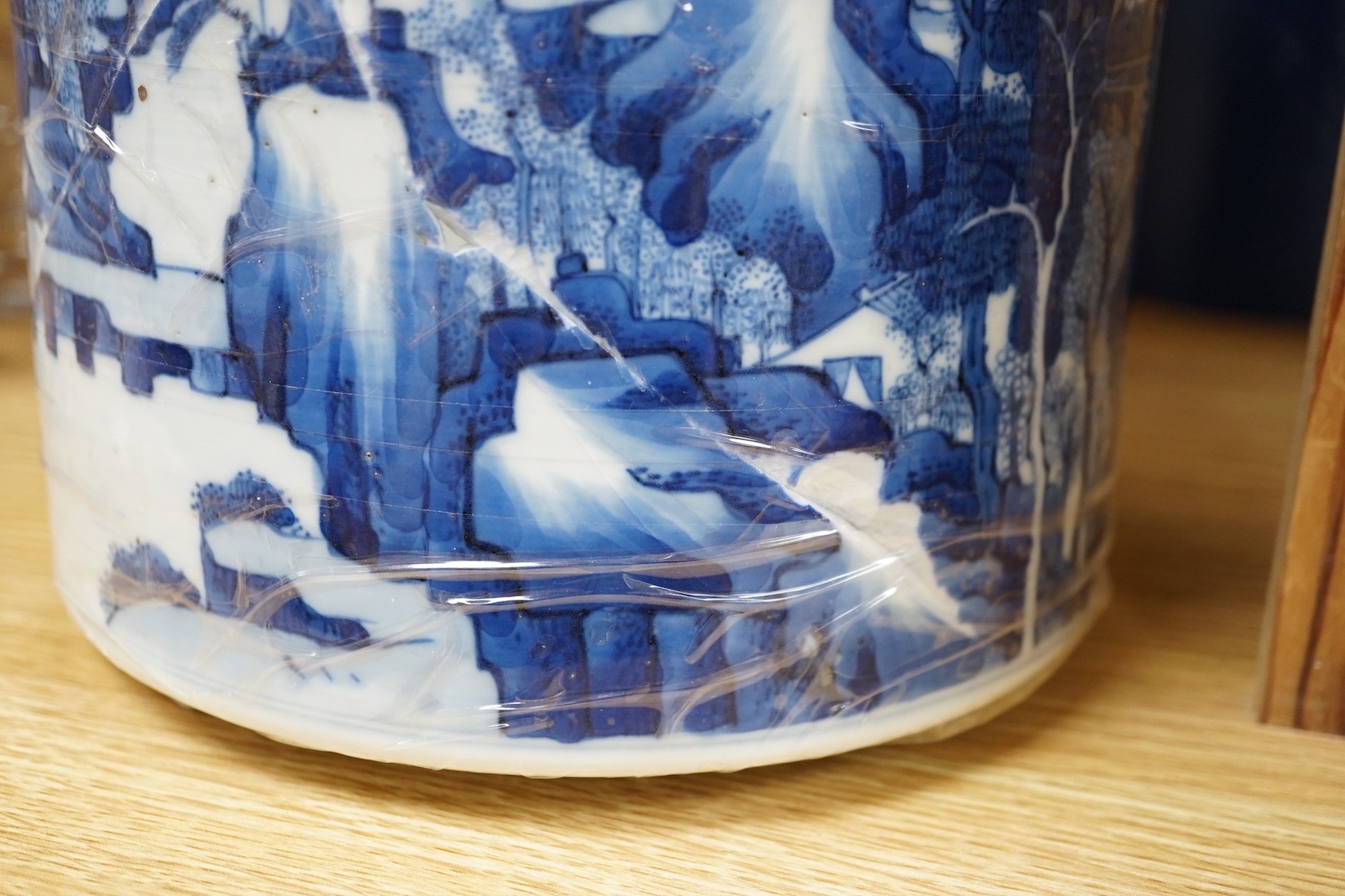 A Chinese blue and white brushpot a.f. 16cm